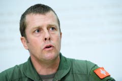 Pierre de Goumoens, Kommandant der Luftwaffe, spricht anlaesslich der Medienkonferenz zum abgestuerzten Armee Fluegzeug, fotografiert am Dienstag, 30. August 2016, im Bundeshaus Medienzentrum in Bern. Der seit Montagnachmittag im Sustengebiet vermisste F/A-18-Kampfjet ist abgestuerzt. Er konnte am Dienstagmittag ausfindig gemacht werden. Noch vermisst wird allerdings der Pilot des Einsitzers. Das teilte das Verteidigungsdepartement per Communique mit. Nach dem Piloten werde weiter mit Hochdruck gesucht. Das Wrack der F/A-18 sei von einem Helikopter aus gesichtet worden. (KEYSTONE/Manuel Lopez) (Bild: MANUEL LOPEZ)