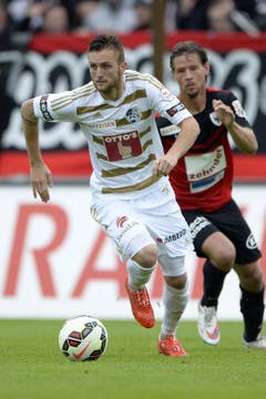 Der Luzerner Jakob Jantscher (links) sprintet dem Aarauer Dusan Djuric davon. (Bild: Keystone)