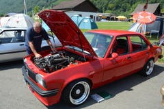 Daniel Schärz mit seinem Opel Ascona. (Bild: Martin Uebelhart / Neue NZ)