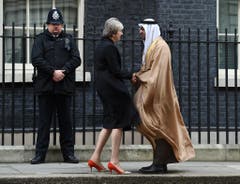 Theresa May begrüsst Scheich Maohamed AL Nahyan, Kronprinz aus Abu Dhabi. (Bild: Andy Rian/EPA)