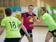 Sponos Ivana Ljubas (mitte) gegen die Zugerinnen Ria Estermann (links) und Lynn Schwander. (Bild: Corinne Glanzmann)
