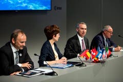 V.l.n.r.: Newtec CEO Serge Van Herck, ESA Telekommunikationsdirektor Magali Vaissiere, Intelsat CEO Stephen Spengler und ESA-Chef Jean-Jacques Dordain bei einer Pressekonferenz vom Dienstag, an der die 'Indigo'-Partnerschaft zwischen der European Space Agency (ESA), Intelsat and Newtec besiegelt wurde. (Bild: EPA / ETIENNE LAURENT)