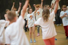 Lehrerinnen und Lehrer können ebenso jubeln: Lektionen werden «pfannenfertig von der Organisation geliefert», lobt Stephan Schleiss, Bildungsdirektor des Kantons Zug. Die Methoden seien den Lehrpersonen zwar bekannt, eingesetzt würden sie jedoch ohne solche Anstösse meist nicht. (Bild: Photopress / Maria Schmid)