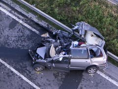 Das Unfallauto, in dem zwei Personen starben, wurde regelrecht auseinandergerissen. (Bild: helinews.ch)