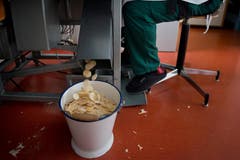Die gestanzten Hostien werden gesammelt. (Bild: Pius Amrein / Neue LZ)