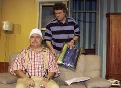 Jörg Schneider und Beat Gärtner in einer Szene des Lustspiels "Dure bi rot", aufgenommen 2003. (Bild: Keystone)