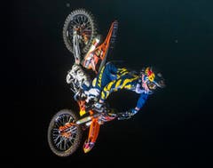 Freestyle-Show in Grosswangen: Mat Rebeaud fliegt durch die Luft. (Bild: Boris B¸rgisser (LZ))