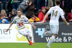 Jakob Jantscher (links) feiert sein Tor zum 0:1. (Bild: Keystone)