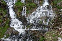 Eindrücklicher Wasserfall vor den Beatushöhlen. (Bild: Bruno Ringgenberg)