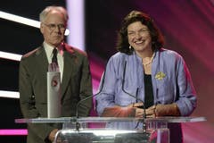Alt Bundesrat Moritz Leuenberger übergibt Christine Baer-Zehnder, Gemeindepraesidentin von Riggisberg, den Award in der Kategorie Politik. (Bild: Keystone / Walter Bieri)