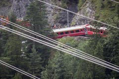 Eine Zeitlang wurde befürchtet, einer der Wagen sei in die Schlucht gestürzt. (Bild: Keystone)