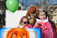 An der Kinderfasnacht Hergiswil sorgten längst nicht nur die Kleinen für die fasnächtliche Stimmung. (Bild: Matthias Piazza (Hergiswil, 17. Februar 2017))