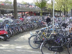 Velos. Was in Amsterdam normal ist, gibt in Luzern zu unzähligen Diskussionen Anlass (Bild: Hans Scheidegger)