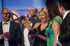 Publikumsliebling des Jahres wurde die Bündner Gruppe Furbaz um die Sängerin Marie Louise Werth. Die rätoromanische Formation zeigte sich überrascht und glücklich. Auf Furbaz folgten die Moderatorin Nicole Berchtold sowie der Schlagerstar Beatrice Egli. (Bild: Keystone)