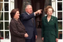 Die Briten waren ob dieses Besuchs «not amused»: Margaret Thatcher und der ehemalige chilenische Diktator Augusto Pinochet mit dessen Frau Licia Hiriat (1999). (Bild: Keystone)