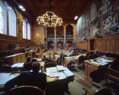 Blick in den Ständeratssaal. Und das sind die 46 gewählten Nationalräte im Bild (sortiert nach Kanton und Name): (Bild: Keystone / Gaetan Bally)