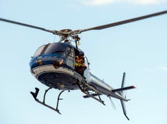 Ein Helikopter bei der Suche weiterer Hinweise über dem Strand von La Réunion. (Bild: Keystone)