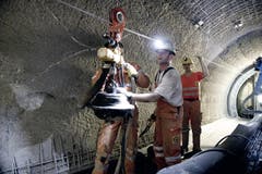 Die neuen Rollenmeissel werden mit einem Seilkran zum Bohrer transportert. Ein Rollenmeissel wiegt rund 150 Kilogramm. (Bild: Corinne Glanzmann / Neue LZ)