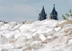 Sandsäcke vor der Kathedrale in Magdeburg. (Bild: Keystone)
