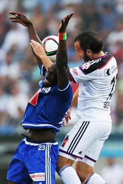 Luzerns Sally Sarr (links) gegen Basels Shkelzen Gashi. (Bild: Philipp Schmidli)