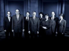 2002 (von links): Joseph Deiss, Pascal Couchepin, Moritz Leuenberger, Bundespräsident Kaspar Villiger, Ruth Metzler, Ruth Dreifuss, Samuel Schmid und Bundeskanzlerin Annemarie Huber-Hotz. (Bild: Bundeskanzlei / Reto Camenisch)