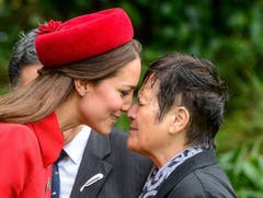 epa04158013 RECROP OF epa04157520 Britain's Princess Catherine Duchess of Cambridge receives a hongi (Maori greeting) from Maori elder Hiria Hape at an official welcome on the grounds of Government House, in Wellington, New Zealand, 07 April 2014. Eight-month-old Prince George watched from a window as his parents the Duke and Duchess of Cambridge were welcomed to New Zealand with a traditional Maori war dance, a haka. EPA/Mark Coote (Bild: Keystone)