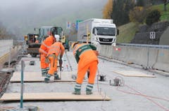 Tausende von Löchern für die bis 12 cm langen Dübel müssen von Hand gebohrt werden (Bild: Philipp Unterschütz / Neue NZ)