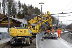Zwei Bagger holen das nächste Element für die Montage. (Bild: Robert Hess / Neue OZ)