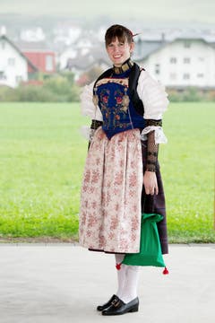 Silvia Gut in der Nidwaldner Bauerntracht. (Bild: Corinne Glanzmann / Neue NZ)