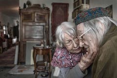 SWISS PRESS PHOTO 18 - 2. PREIS ALLTAG: ROLF NEESER - Unendliche Liebe. Am 1. November 2017 feiern Silvia and Walter Frei aus Biel ihren 65. Hochzeitstag. (Bild: SWISS PRESS PHOTO/Rolf Neeser vers. Medien))
