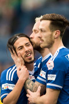Jahmir Hyka, Markus Neumayr und Jérôme Thiesson feiern das Penalty-Tor zum 1:0. (Bild: Keystone / Urs Flüeler)