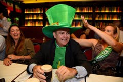 In einem irischen Pub in Australien wird mit einem Guiness der St.Patrick's Day begossen. (Bild: Keystone)