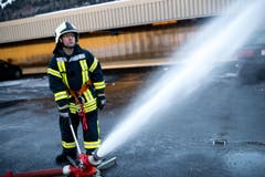 Ein Feuerwehrmann bekämpft den fiktiven Waldbrand... (Bild: Roger Grütter / Neue LZ)