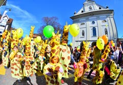 Kinderfasnacht mit Umzug am Güdismäntig in Alpnach. Im Bild Schulkinder als Giraffen. (Bild: Markus von Rotz / NZ (27. 02. 2017))