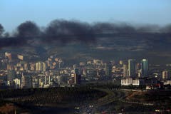 Rauch über der Hauptstadt Ankara. Der Rauch kommt von Gebäuden in der Nähe des Präsidentenpalastes von Recep Tayyip Erdogan. (Bild: AP Photo/Ali Unal)