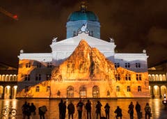 Auf die Fassade des Bundeshauses zaubern Licht- und Toneffekte ein Urchaos, aus dessen Tiefen das Matterhorn steigt. (Bild: Keystone / Lukas Lehmann)