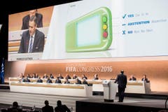 Die Delegierten erfahren, wie das Abstimmungskästchen ztu bedienen ist, … (Bild: Keystone/Ennio Leanza)