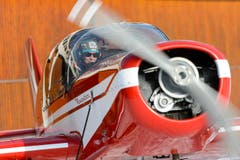 Dominique Gisin (links) durfte nach ihrer Rücktrittsverkündung mit dem Flugzeug über ihre letzte Rennstrecke in Meribel fliegen. (Bild: JEAN-CHRISTOPHE BOTT)