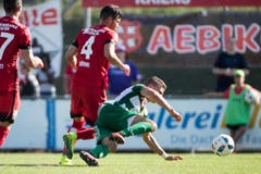 Der Krienser Omar Thali, rechts, im Kampf um den Ball gegen Thuns Marco Buerki, rechts. (Bild: Keystone / Marcel Bieri)