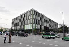 Polizeiautos stehen rund um das Olympia-Einkaufszentrum. (Bild: Keystone/Felix Hörhager)
