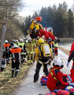Die Rettungskräfte im Einsatz. (Bild: EPA/Uwe Lein)