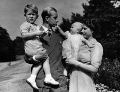 Prinzessin Elisabeth mit ihrem Ehemann Prinz Philip und ihren Kindern Prinz Charles und Prinzessin Anne 1951 in ihrer Londoner Residenz (Bild: Keystone)