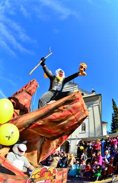 Kinderfasnacht mit Umzug am Güdismäntig in Alpnach. Der Wagen der Tschyfäräzunft. (Bild: Markus von Rotz / NZ (27. 02. 2017))