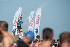 Wasser war auf wie auch neben der Strecke äusserst begehrt. (Bild: Dominik Wunderli / Neue LZ)