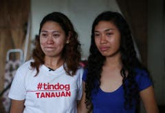 Die Schwestern Sarah Songalia (links) und ihre jüngere Schwester Veronica Saavedra erinnern sich unter Tränen an die Angst und ihre Erlebnisse während des Sturms. (Bild: Keystone)