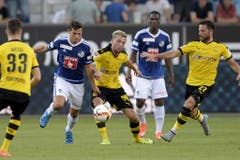 Luzerns Remo Freuler (zweiter von links) im Duell mit Dortmunds Kevin Kampl (dritter von rechts). (Bild: Keystone / Urs Flüeler)