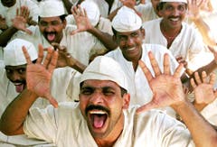 Gefangene im Arthur Road Gefängnis in Bombay trainieren in einem Lachclub zu lachen. (Bild: Keystone)