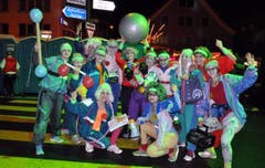 Maskierte aus Nah und Fern kamen ins Klosterdorf. (Bild: René Hensler, maeuderball.ch)