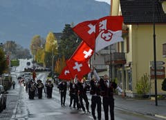 Am Einzug nehmen auch die Fahnenschwinger teil. (Bild: Robert Hess (OZ))