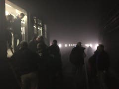 Passagiere verlassen die U-Bahn bei der Station Schuman. (Bild: Twitter @evanlamos)